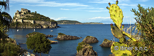 La spiaggia e la baia di Cartaromana ad Ischia