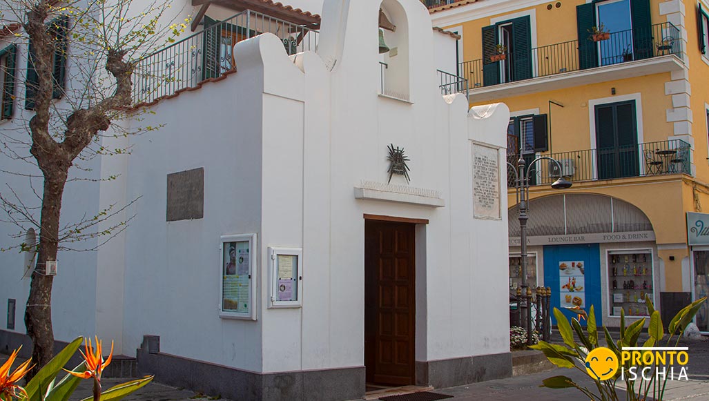 La piccola chiesa nella piazzetta del comune di Ischia